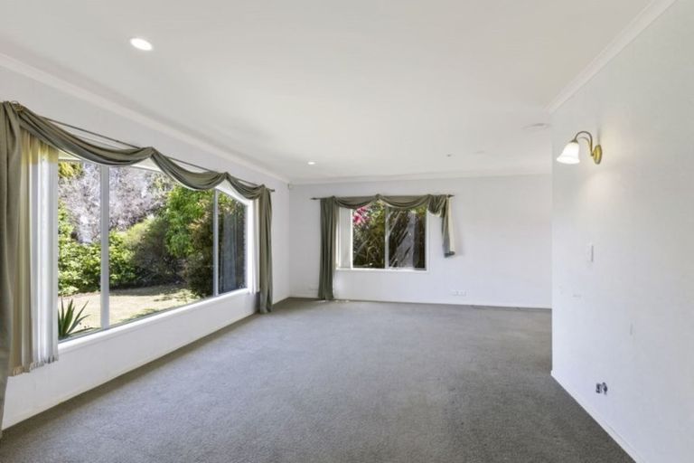 Photo of property in 3 Russett Grove, Henderson, Auckland, 0612