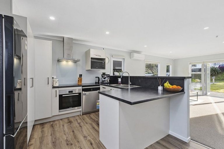 Photo of property in 2/1 Murphy Place, Titahi Bay, Porirua, 5022