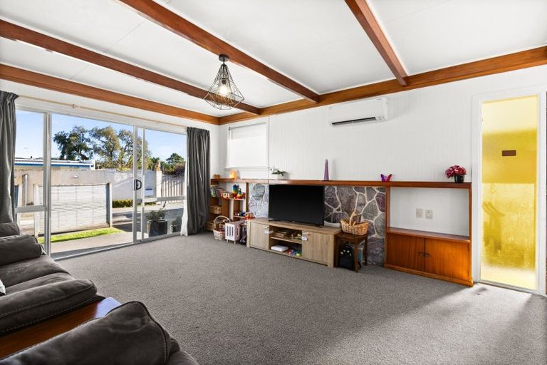 Photo of property in 2/71 Meeanee Road, Taradale, Napier, 4112