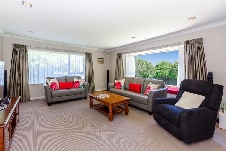 Photo of property in 13 Kakariki Grove, Waikanae, 5036