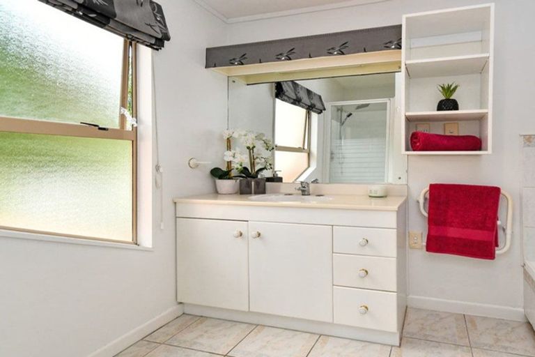Photo of property in 5 Silkwood Grove, Totara Heights, Auckland, 2105