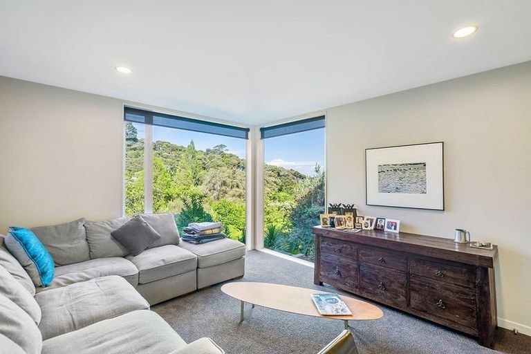 Photo of property in 9 Herrings Cove Place, Titirangi, Auckland, 0604