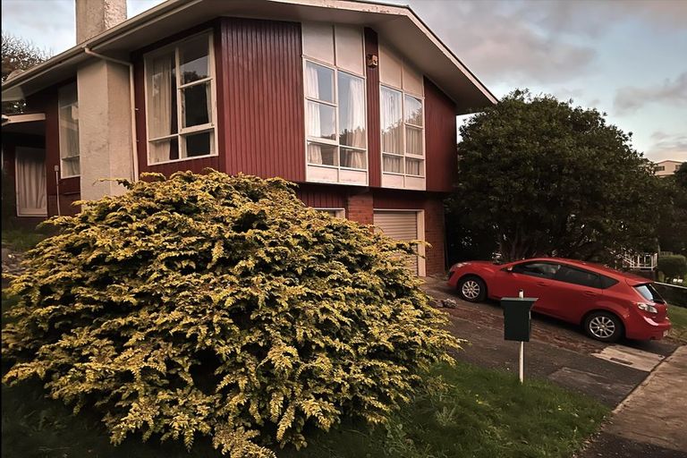 Photo of property in 6 Churton Drive, Churton Park, Wellington, 6037