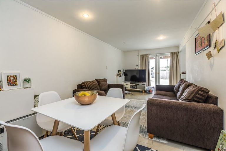 Photo of property in 15 Sunnyfield Crescent, Glenfield, Auckland, 0629