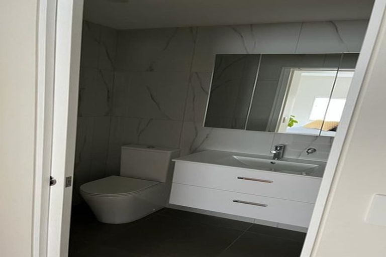 Photo of property in 11 Meadow Crescent, Te Atatu South, Auckland, 0602