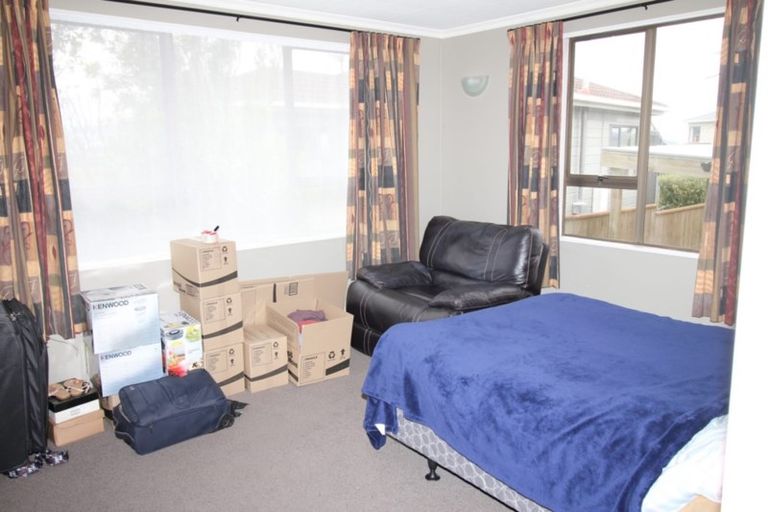 Photo of property in 10 Bayswater Place, Newlands, Wellington, 6037