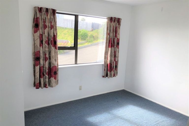 Photo of property in 33b Sunhaven Drive, Newlands, Wellington, 6037