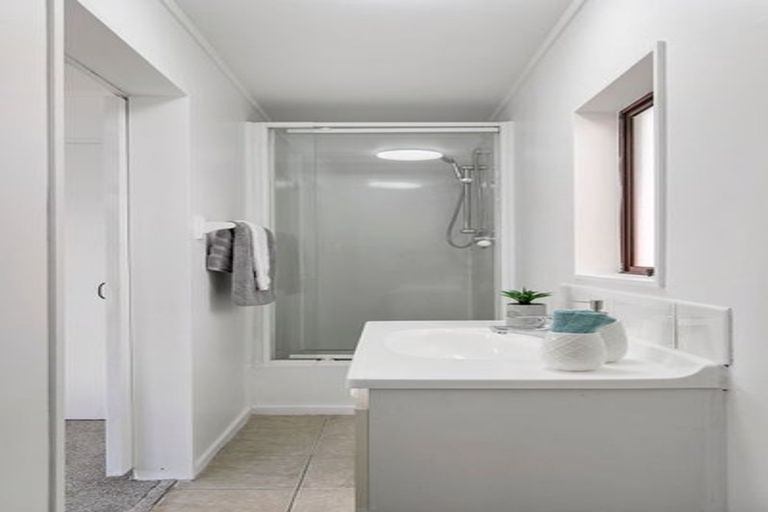 Photo of property in 40 Beach Road, Te Atatu Peninsula, Auckland, 0610