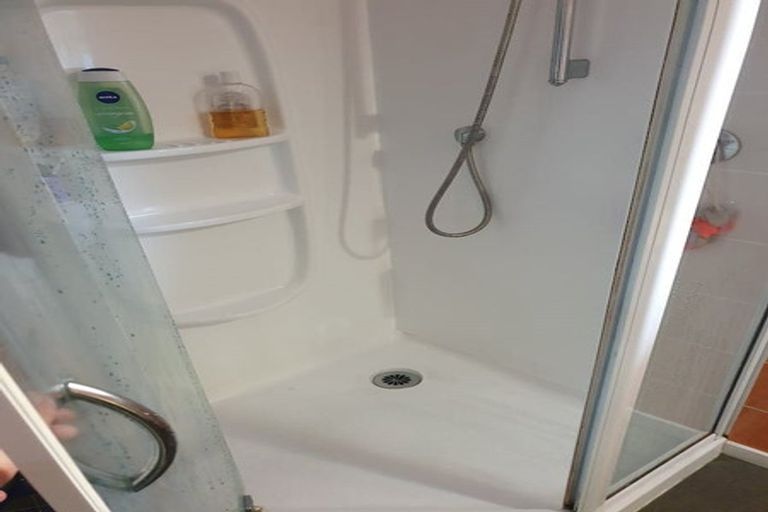 Photo of property in 1 Lowtherhurst Road, Massey, Auckland, 0614