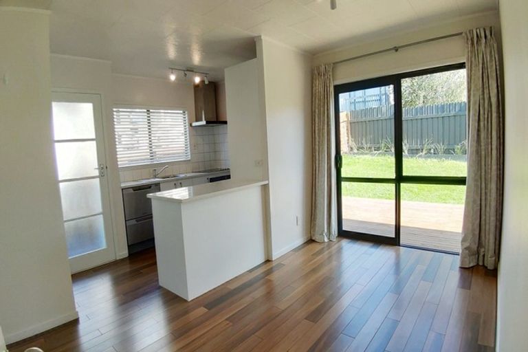 Photo of property in 2/1 Landsdale Place, Massey, Auckland, 0614