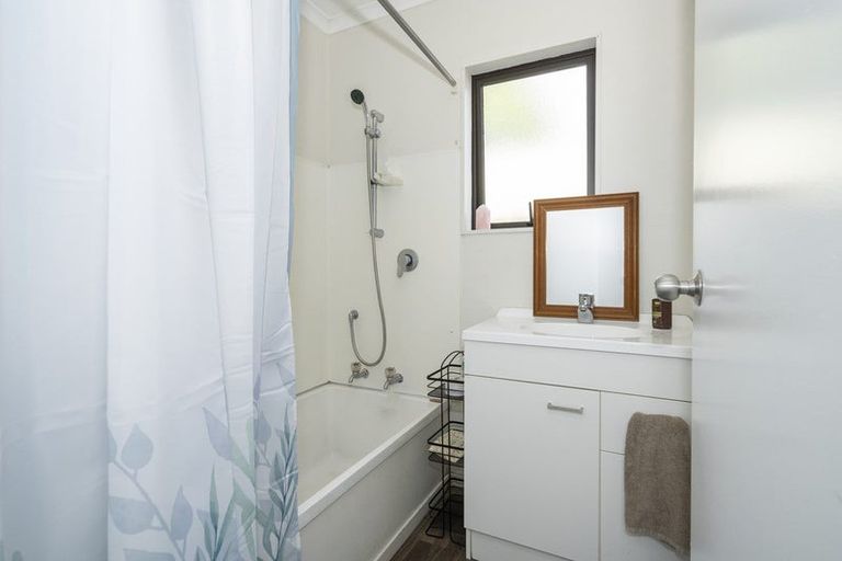 Photo of property in 28 Beauchamp Drive, Massey, Auckland, 0614
