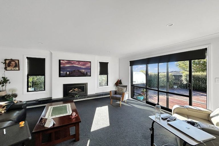 Photo of property in 2 Gibraltar Way, Fitzherbert, Palmerston North, 4410