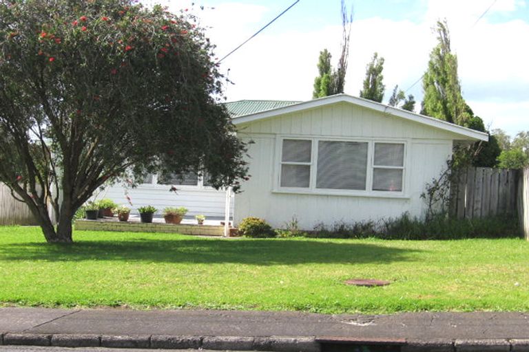 Photo of property in 26 Neil Avenue, Te Atatu Peninsula, Auckland, 0610