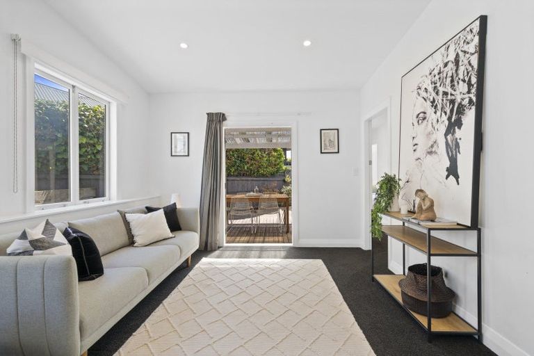 Photo of property in 203 Sutherland Road, Lyall Bay, Wellington, 6022