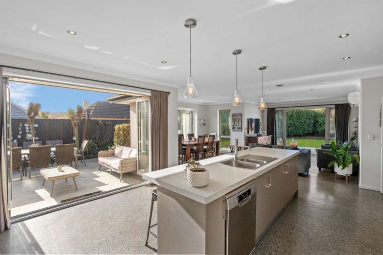 Photo of property in 28 Linkwater Way, Parklands, Christchurch, 8083