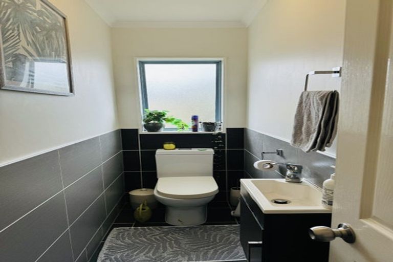Photo of property in 2/17 Queen Street, Papakura, 2110