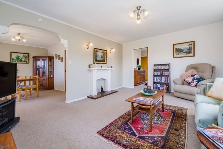 Photo of property in 6 Rewarewa Crescent, Waikanae, 5036