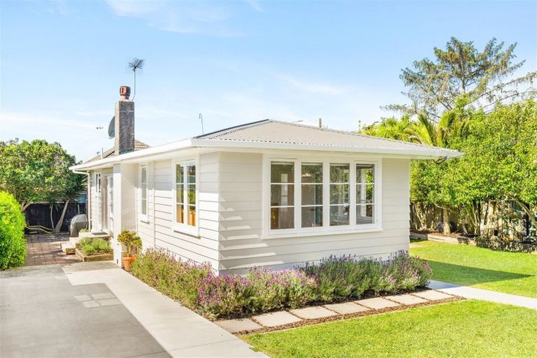 Photo of property in 1/10 Neil Avenue, Te Atatu Peninsula, Auckland, 0610