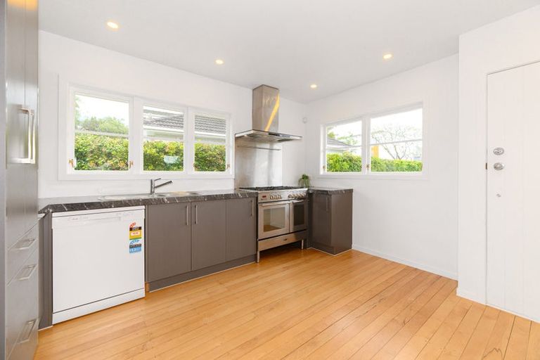 Photo of property in 5 Glenford Lane, Te Atatu Peninsula, Auckland, 0610