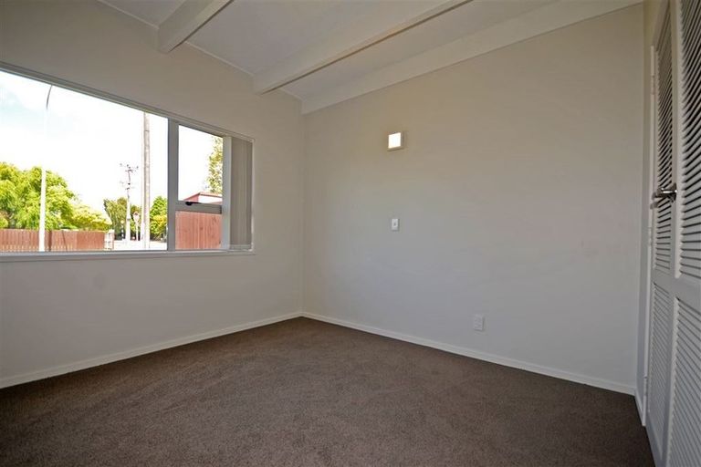 Photo of property in 2 Edwards Avenue, Henderson, Auckland, 0610