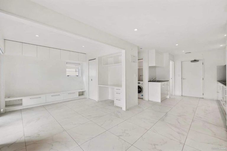 Photo of property in 1b/60 Masons Road, Oteha, Auckland, 0632