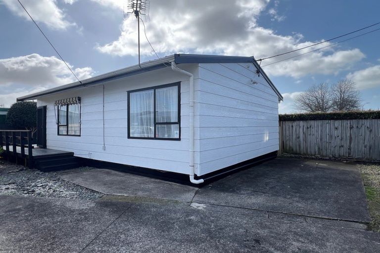 Photo of property in 1 Taikata Road, Te Atatu Peninsula, Auckland, 0610