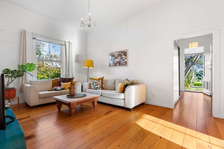 Photo of property in 11 Green Lane, Helensville, 0800