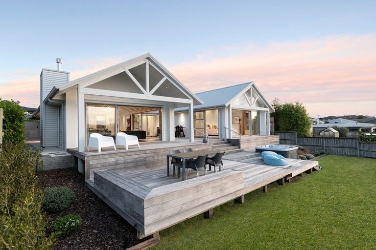 Photo of property in 7 Broadwater Close, Pyes Pa, Tauranga, 3112