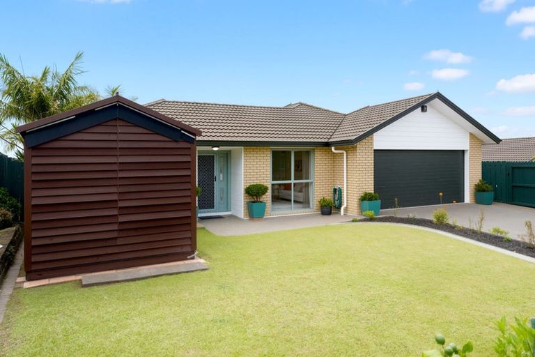 Photo of property in 28 Heversham Place, Glendene, Auckland, 0602