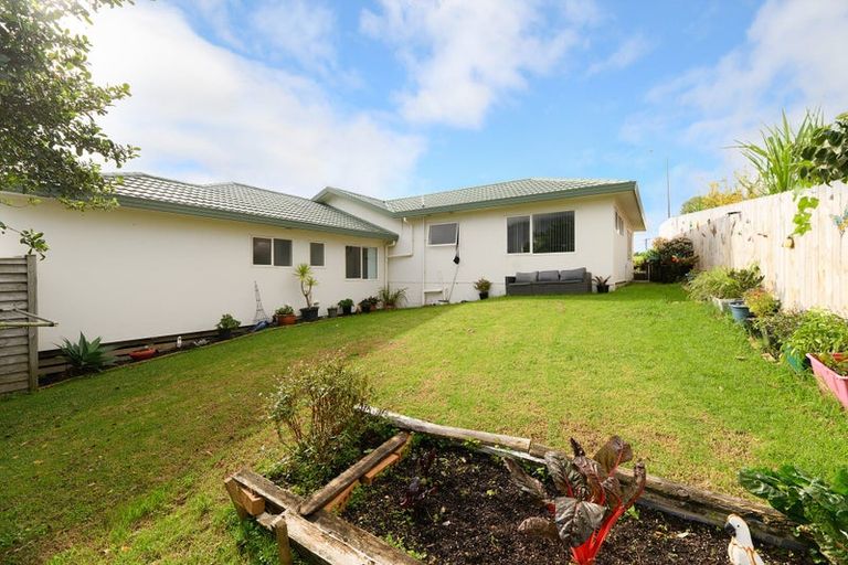 Photo of property in 60 Hewlett Road, Massey, Auckland, 0614