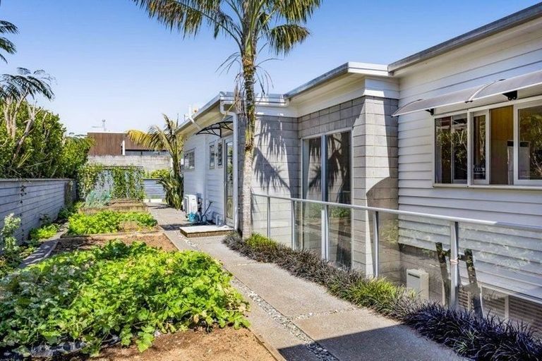 Photo of property in 16 Links Drive, Waiwhakaiho, New Plymouth, 4312