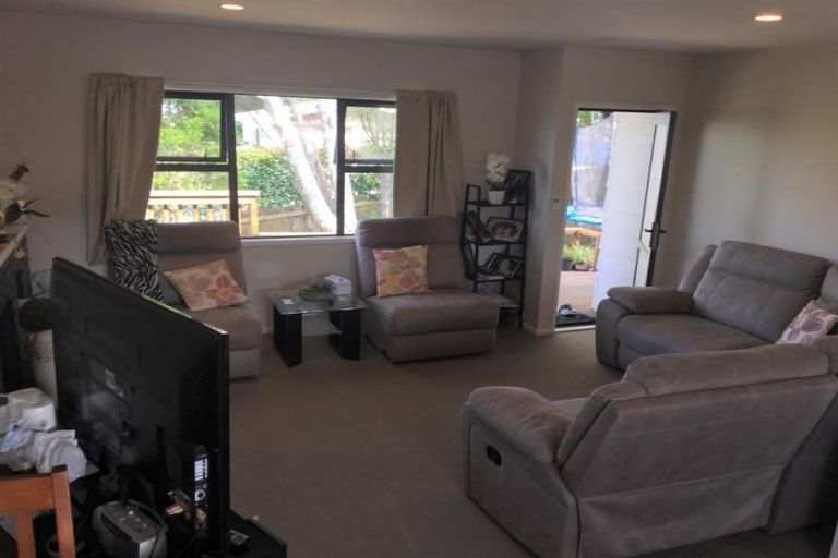Photo of property in 2/23b View Road, Glenfield, Auckland, 0627