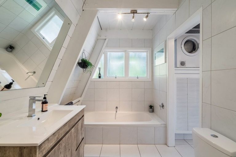 Photo of property in 4 Glenbush Place, Birkenhead, Auckland, 0626