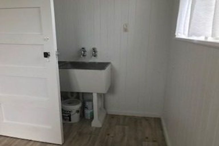 Photo of property in 3 Fruitvale Road, New Lynn, Auckland, 0600