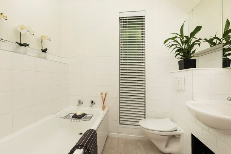 Photo of property in 2/22 Strowan Road, Strowan, Christchurch, 8052