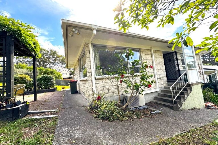 Photo of property in 2/4 Mahuta Grove, Northcote, Auckland, 0627