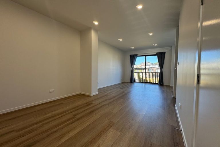 Photo of property in 8 Kautawa Lane, Massey, Auckland, 0614