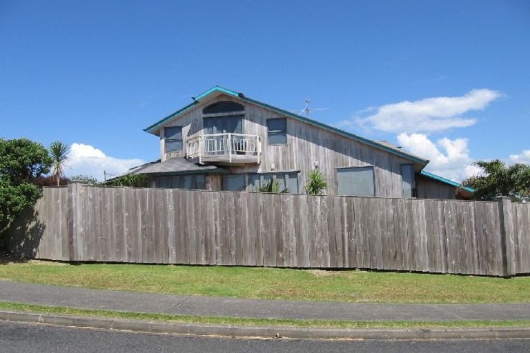 Photo of property in 2 Gilberd Place, Torbay, Auckland, 0630