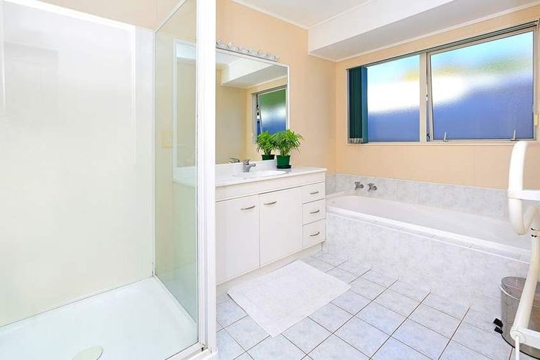 Photo of property in 10 Monivea Place, East Tamaki Heights, Auckland, 2016