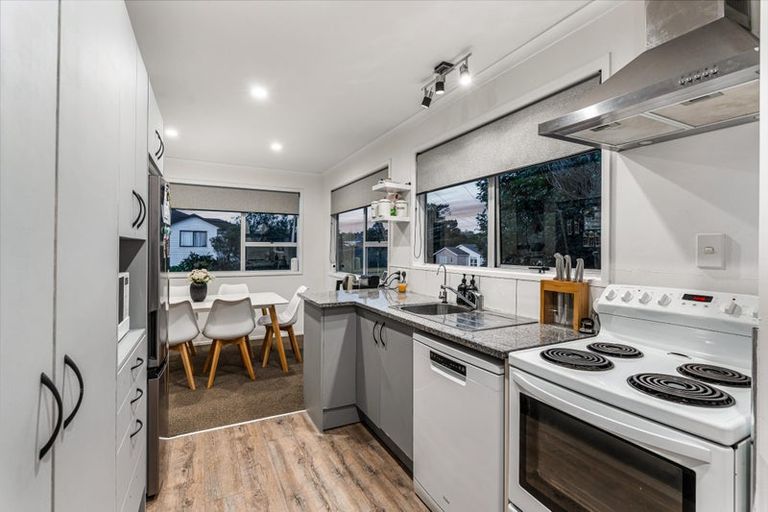 Photo of property in 2 Katrina Place, Massey, Auckland, 0614