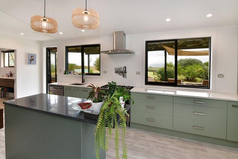 Photo of property in 1708 South Head Road, South Head, Helensville, 0874