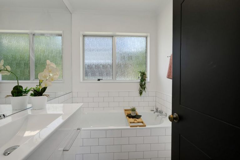 Photo of property in 51 Cumberland Street, Merrilands, New Plymouth, 4312