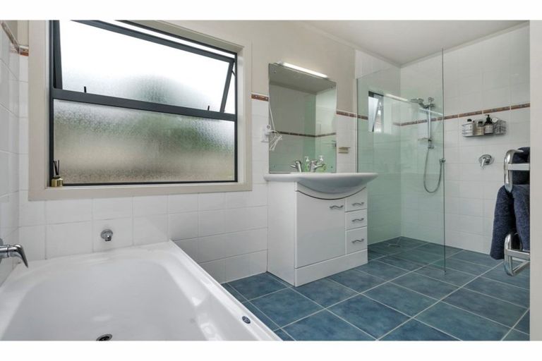 Photo of property in 11 Pineview Lane, Helensville, 0875