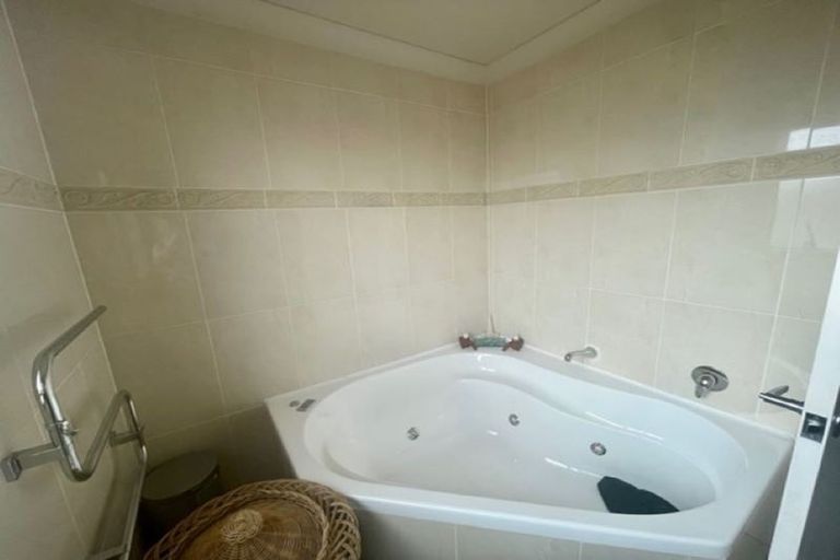 Photo of property in 28 Kaseng Place, East Tamaki Heights, Auckland, 2016