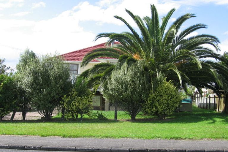 Photo of property in 24 Neil Avenue, Te Atatu Peninsula, Auckland, 0610