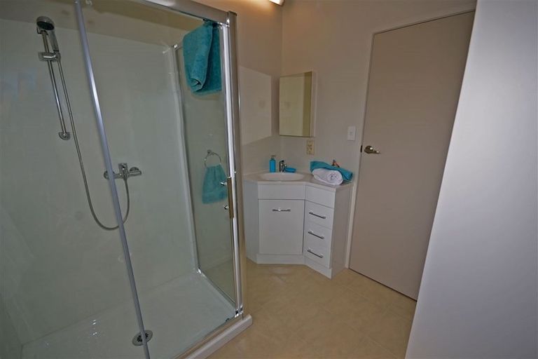 Photo of property in 2 Edwards Avenue, Henderson, Auckland, 0610