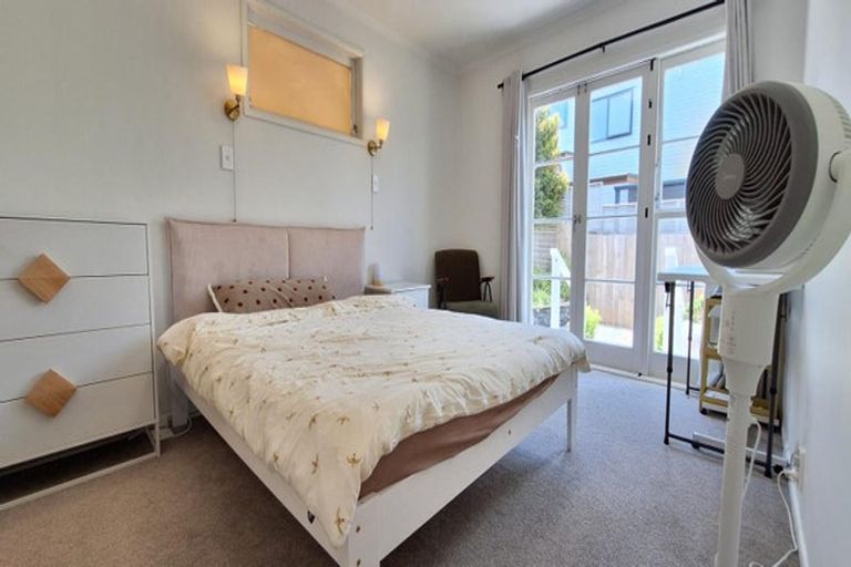 Photo of property in 1/156 Carlisle Road, Northcross, Auckland, 0632
