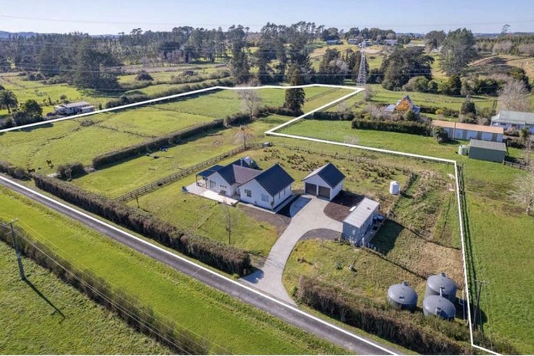 Photo of property in 32 Brookvale Lane, Taupaki, Henderson, 0782