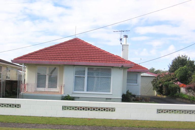 Photo of property in 1 Peachgrove Road, Te Atatu Peninsula, Auckland, 0610
