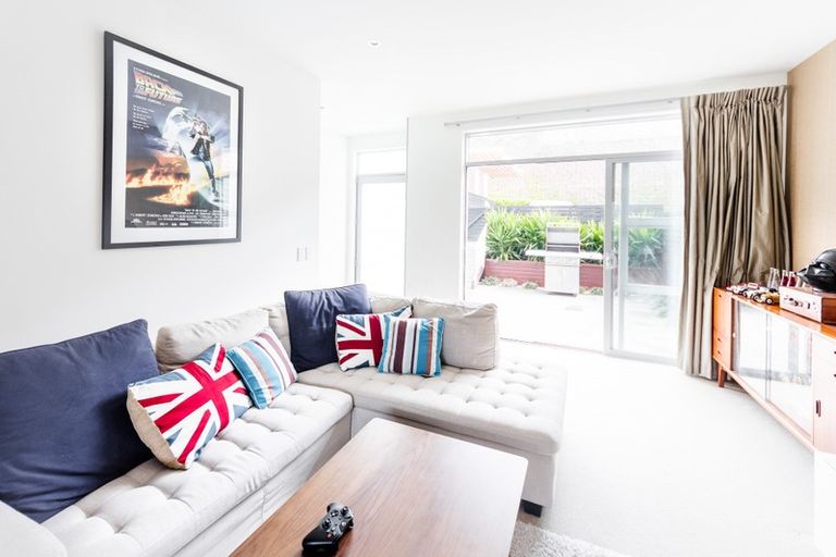 Photo of property in 19 Tiketike Way, Brooklyn, Wellington, 6021